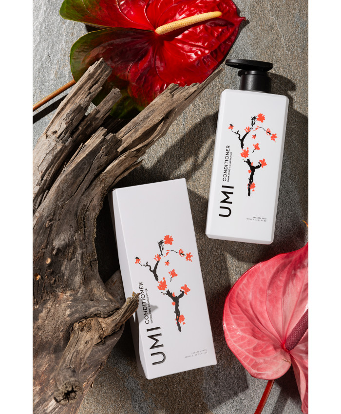 Кондиционер для поврежденных волос UMI Hydrating Conditioner 480 мл